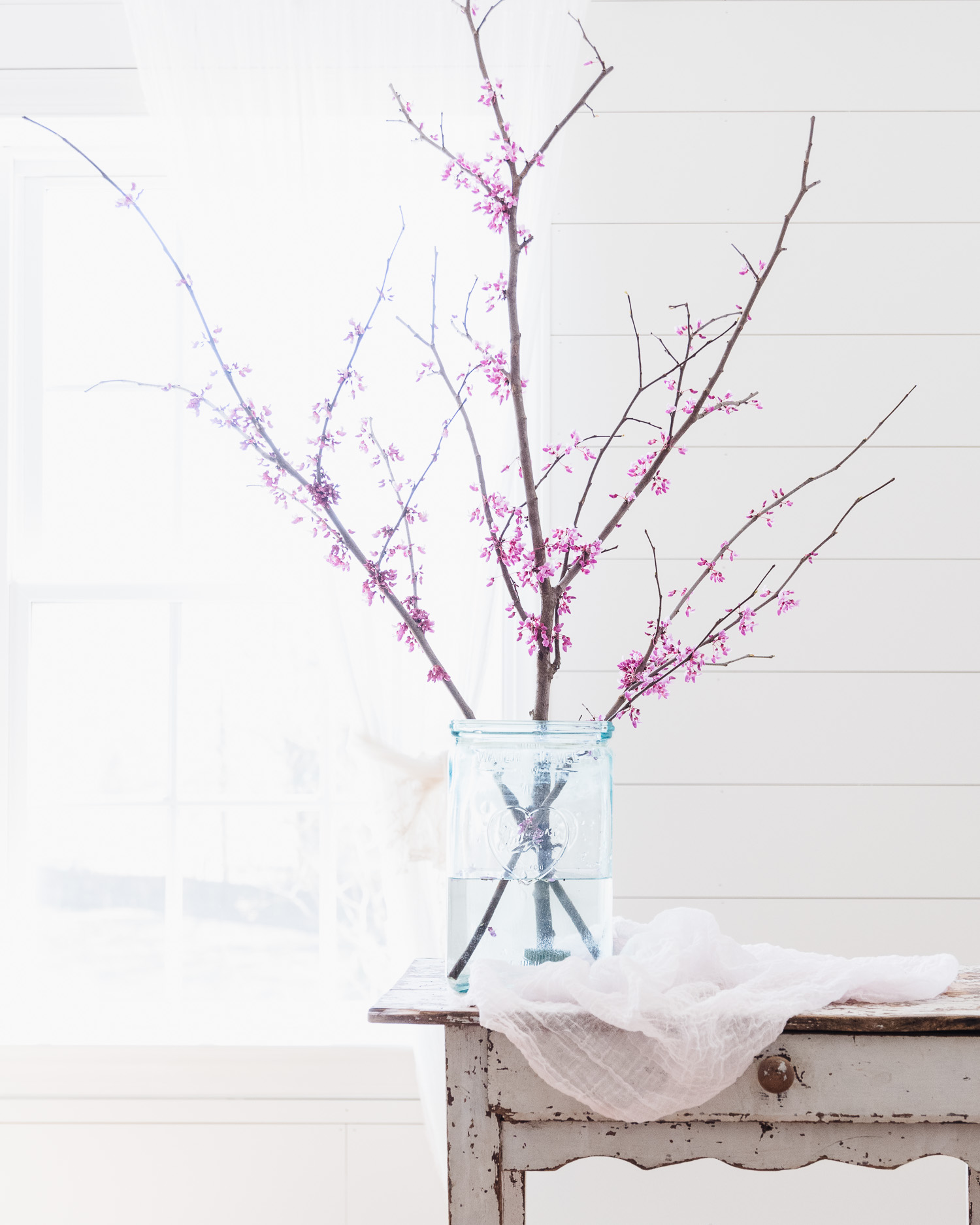 Vintage Flower Vase Ideas. Old glass battery jar is perfect for spring blooms